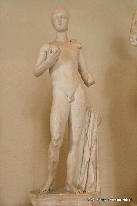 Statue d'homme nu tenant une boule, Musée archéologique d'Épidaure - Grèce