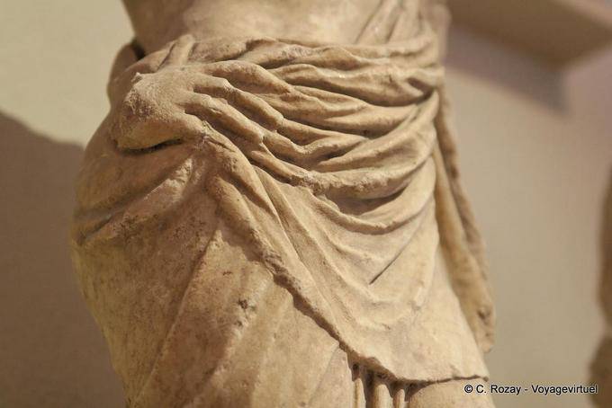 Main et drapage du pagne sculpture, musée d'Épidaure - Grèce