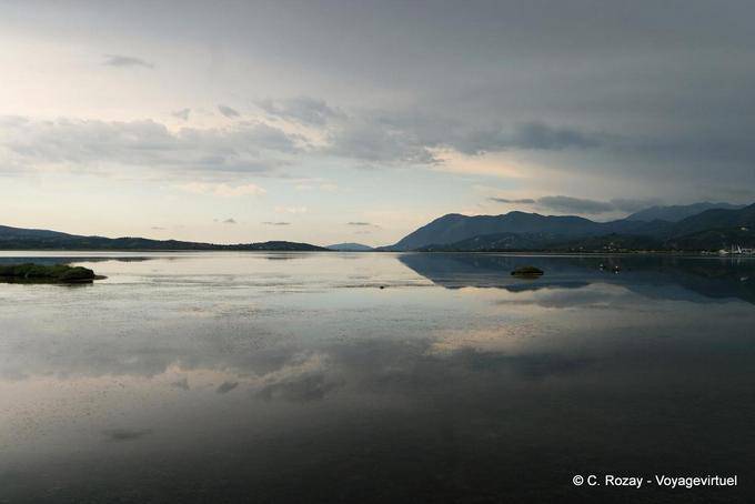Leucade, reflets du ciel à Lefkada - Grèce