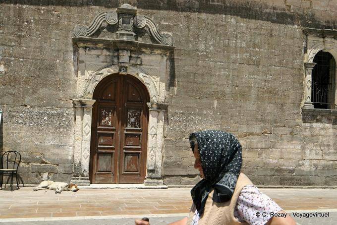La grecque, le chien et l'église, Leucade - Grèce
