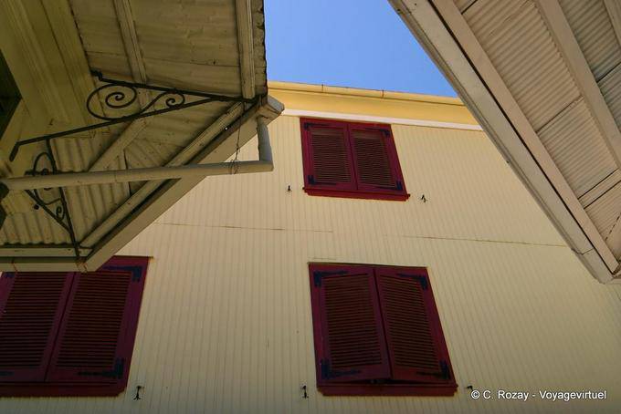 Levkas, sous une avancée de toit, Leucade - Grèce