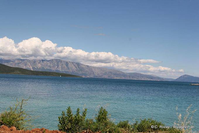 Vue sur le continent depuis une île ionienne, Lefkada - Grèce