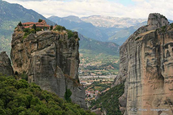 Vue sur la vallée depuis le monastère Aghia Triada, Les Météores - Grèce