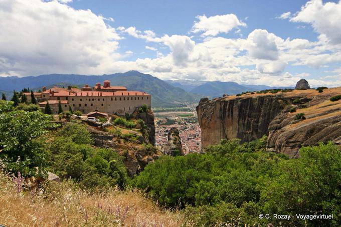 Vue d'ensemble sur le Monastère Agios Stefanos, Les Météores - Grèce