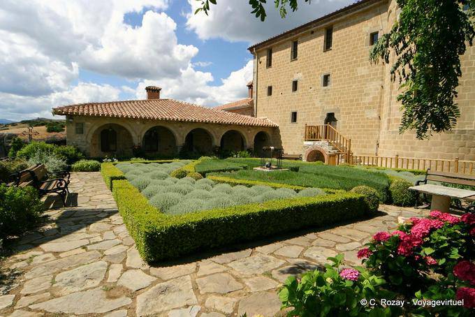 Puits au milieu du magnifique jardin des nonnes, Monastère Agios Stefanos, Les Météores - Grèce