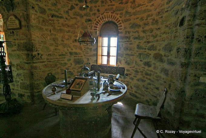 Table ronde de pierre et couverts, monastère Metamorfosis, Les Météores - Grèce