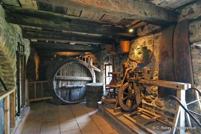 Antique barrique, monastère du Grand Météore, Les Météores - Grèce