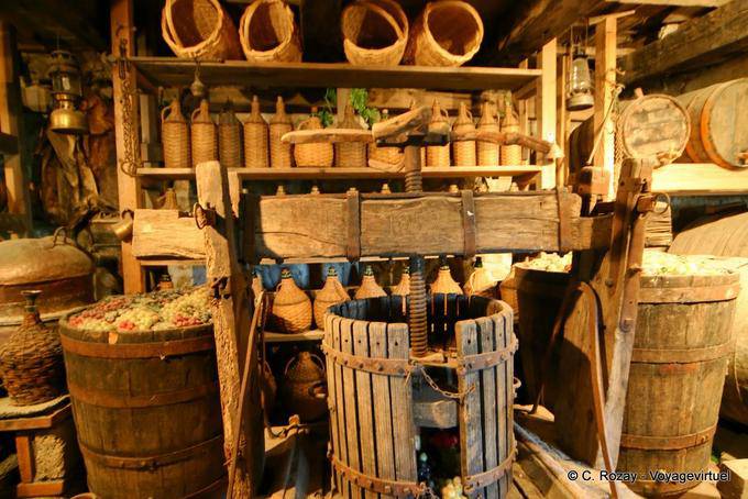 Touries et pressoir dans une cave, monastère du Grand Météore, Les Météores - Grèce