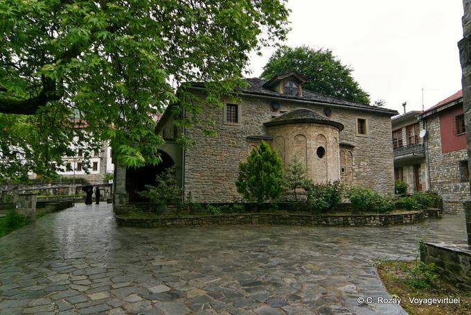 Vue arrière de l'église Agia Paraskevi, Metsovo - Grèce