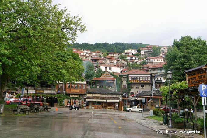 Place centrale sous la pluie, Metsovo - Grèce