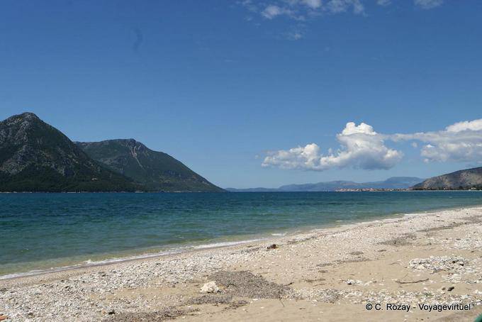 Plage devant l'île de Kalamos, Mitikas - Grèce