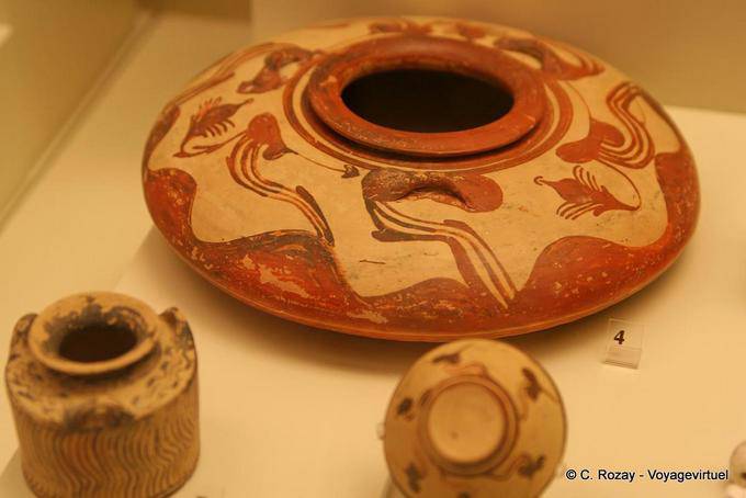 Poterie avec végétaux peints, musée Mycènes - Grèce