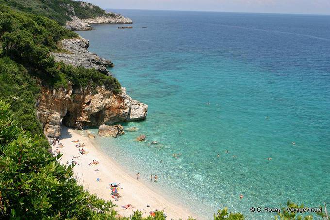 Petite plage entre roches, Milopotamos, Pélion - Grèce