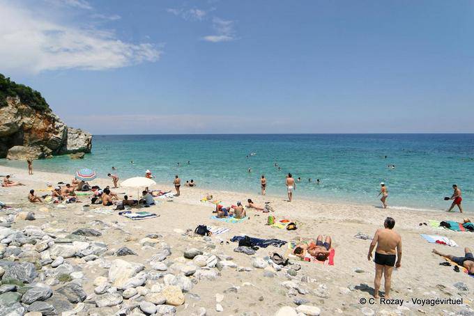 Touristes sur la plage de Mylopotamos, Nome de Magnésie, Pélion - Grèce