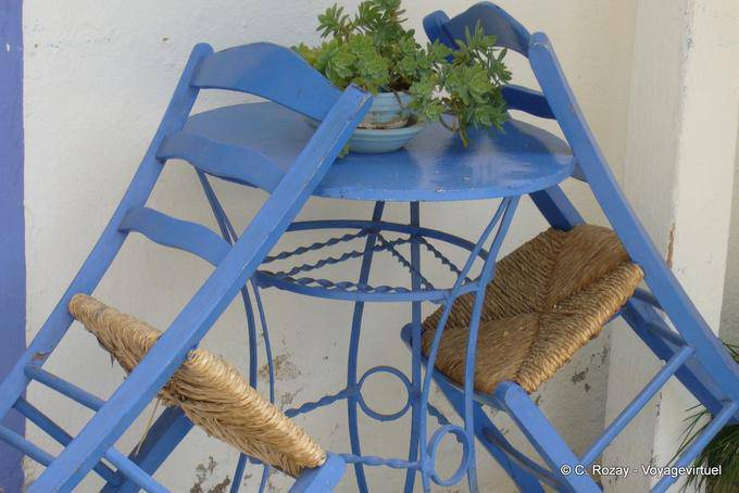 Table et chaises traditionnelles grecques, Trikeri, Agia Kyriaki - Grèce