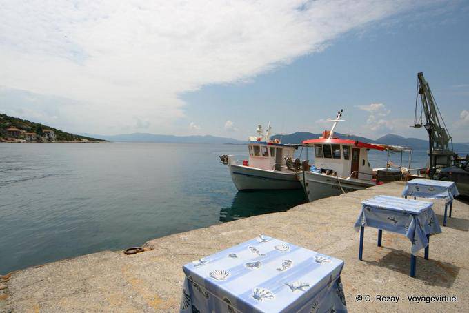 Tables sur le port, Trikeri, Agia Kyriaki - Grèce