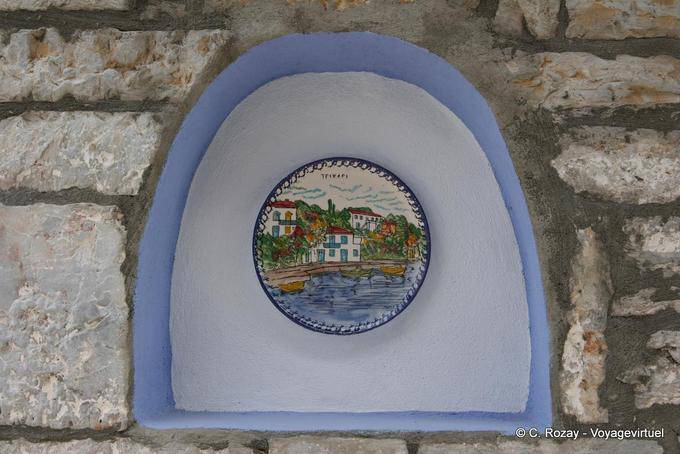 Dans le mur, Trikeri, Agia Kyriaki - Grèce