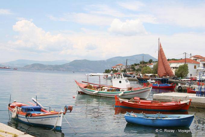 Barques colorées du port, Trikeri, Agia Kyriaki - Grèce