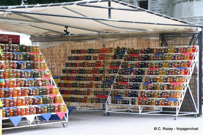 Conserves et confitures colorées sur étal, Vyzitsa, Pélion - Grèce