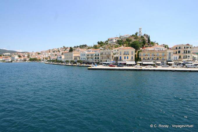 Les quais en arrivant avec le bateau, île de Poros - Grèce