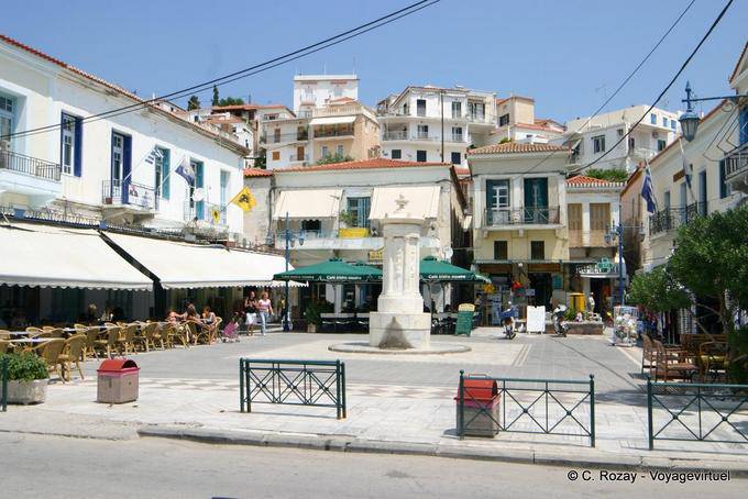 Place dans le centre de la vieille ville, île de Poros - Grèce