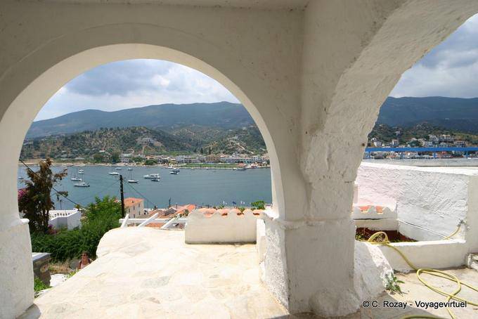 Vue des arcades dans les hauts de la ville, Poros - Grèce