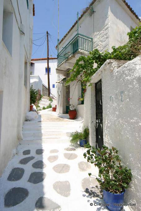 Ruelle montante, île de Poros - Grèce