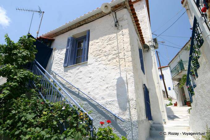 Maison en montant sur les hauteurs de la cité, île de Poros - Grèce