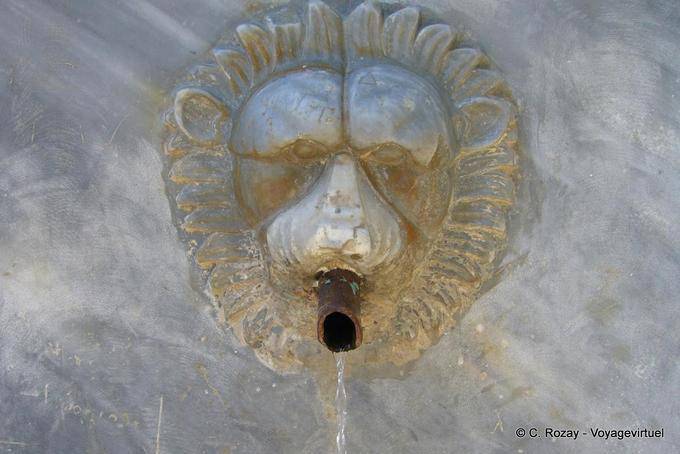 Détail de la fontaine vers le monastère Pigi Zoodochou, île de Poros - Grèce