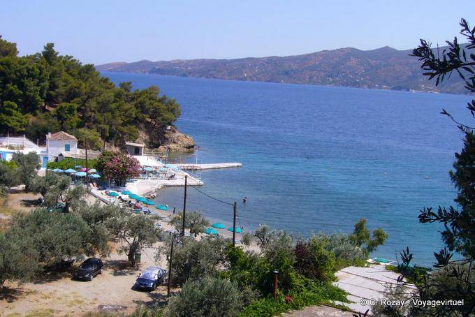 Micro-plage vers Moni Zoodochou Pigis Kalavrias, île de Poros - Grèce