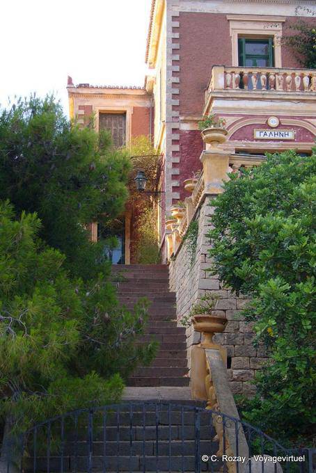 Escaliers devant maison rose néoclassique typique, île de Poros - Grèce