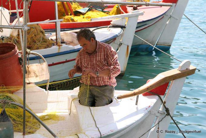 Pêcheur ravaudant un filet, île de Poros - Grèce