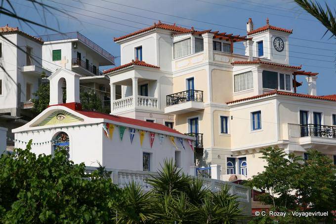Chapelle à l'oeil et habitat, île de Poros - Grèce