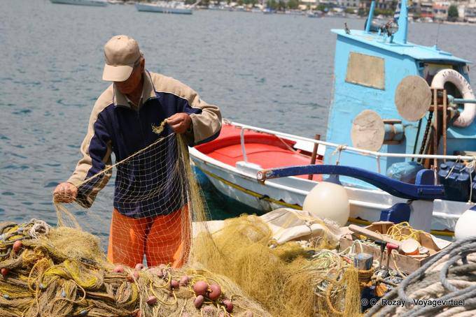 Pêcheur et filet de pêche au port, île de Poros - Grèce