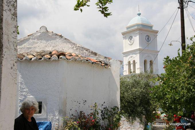 Habitante et tour de l'horloge, île de Poros - Grèce