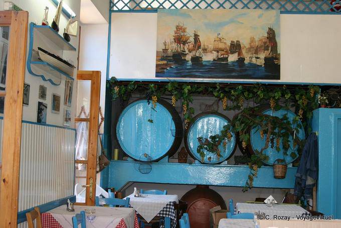 Tonneaux de retsina à l'intérieur d'une taverne, île de Poros - Grèce