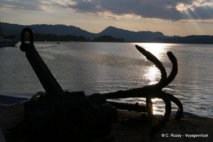 Ancre, baie et reflet solaire, île de Poros - Grèce