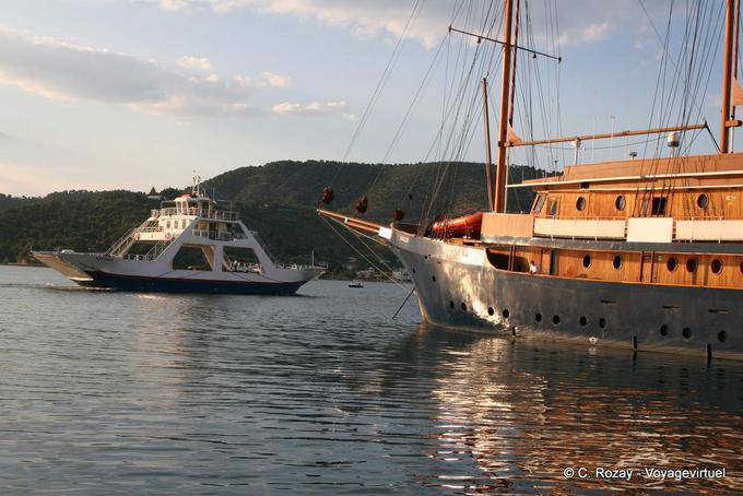 Goélette en bois et mini-ferry, île de Poros - Grèce