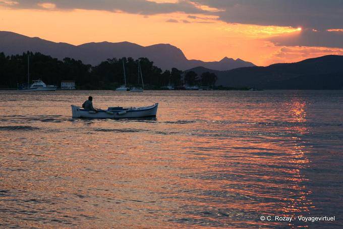Barque de pêche dans la lumière du soir, île de Poros - Grèce