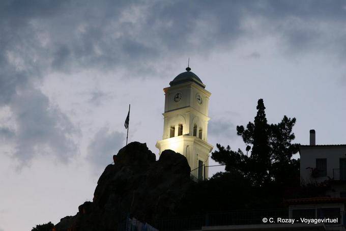 La tour de l'horloge vue de nuit, île de Poros - Grèce