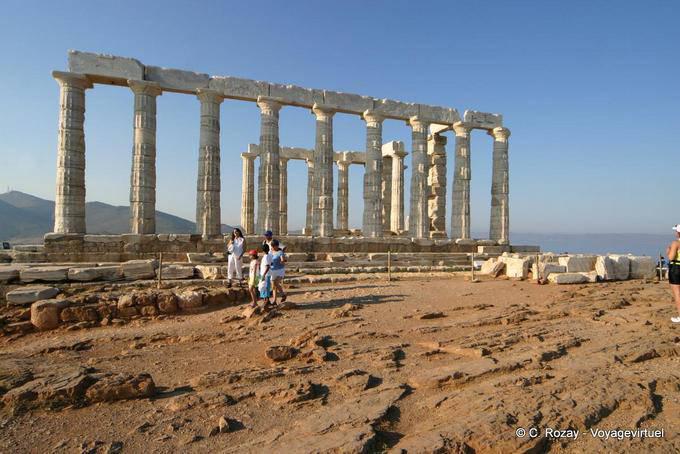 Le temple de Poséidon surplombe la mer de près de 60 mètres, Sounion - Grèce