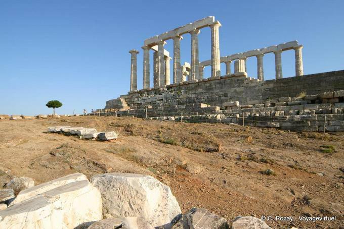 Ruines aux abords du temple de Poséidon construit en 440 BC, - Grèce
