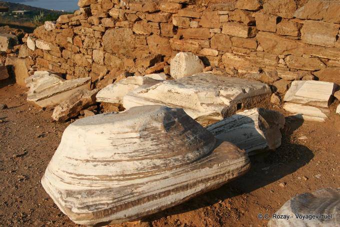 Restes de colonne dorique au pied du temple de Poséidon, Sounion - Grèce