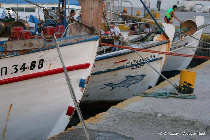 Proues de bateau dans le port de Sounion - Grèce