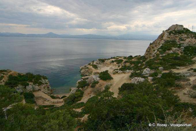 La côte du Péloponnèse et le golfe de Corinthe vus depuis le haut de l'Héraion de Perachora - Grèce