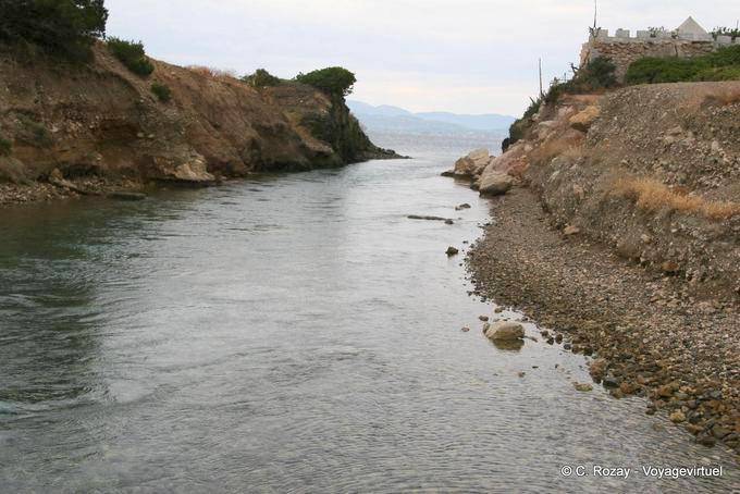 Chenal entre le lac Vouliagmeni et le golfe de Corinthe - Grèce
