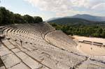 Hémicycle de 55 rangées de gradins, théâtre d'Épidaure, Grèce.