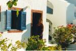 Devant la porte de notre chambre, Oia, Santorin, Grèce.