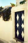 Porte bleue et blanche et ipomées volubilis, Oia, Santorin, Grèce.