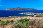 Vue sur Milos depuis Kimolos, Aghios Nikolaos, Grèce.